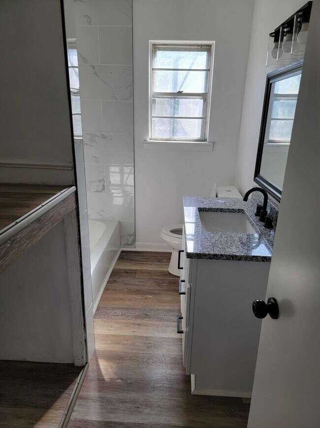 Building Photo - 1 Oakview Dr