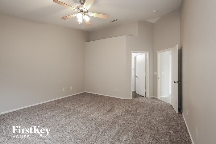 Building Photo - 5820 Meadow Dale Dr