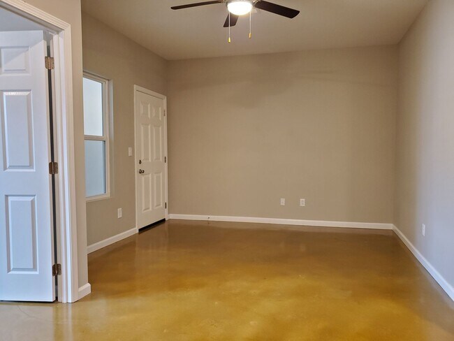 Building Photo - 3 bed 1 bath apartment in Jackson, MO