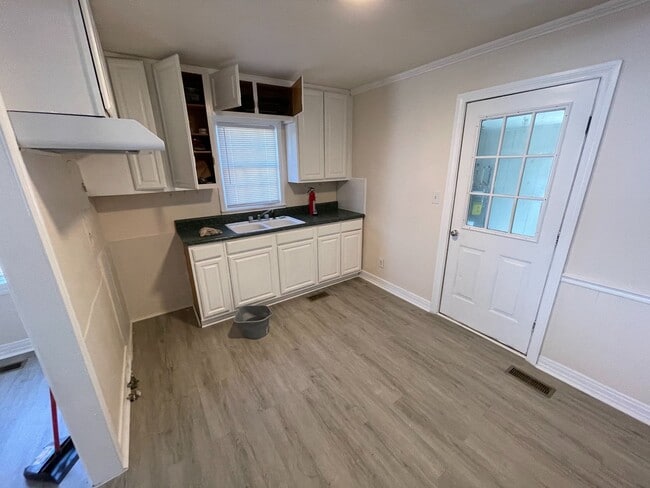 Building Photo - 2 Bedroom House - Available late August