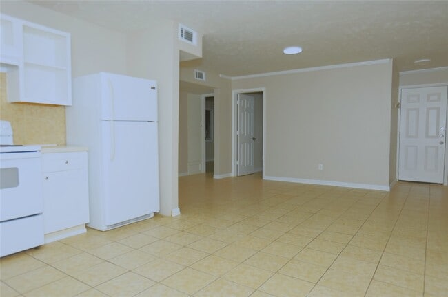 Building Photo - 123 W 6th St