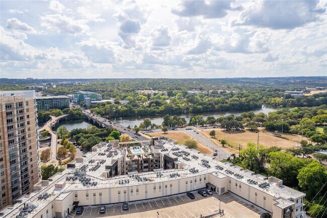 Building Photo - 300 Bowie St