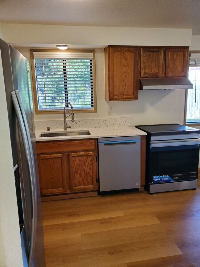 Building Photo - Beautiful 2 Bed 1.5 Bath 2 Story Duplex in...