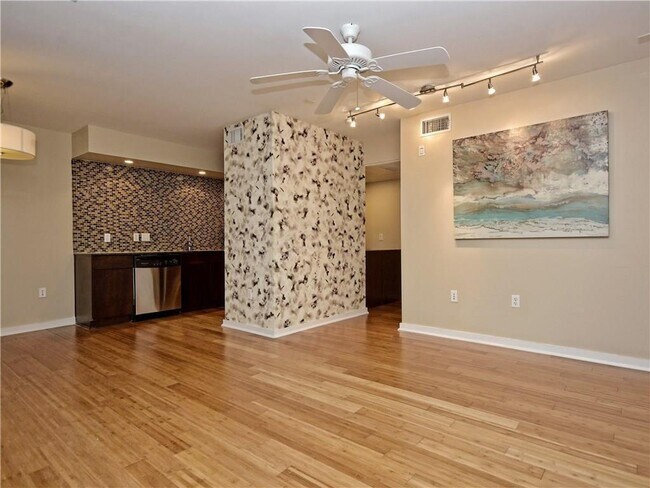 Building Photo - 2200 Dickson Dr