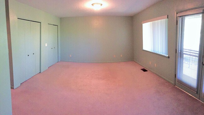 Building Photo - 656 Thunderbird Dr