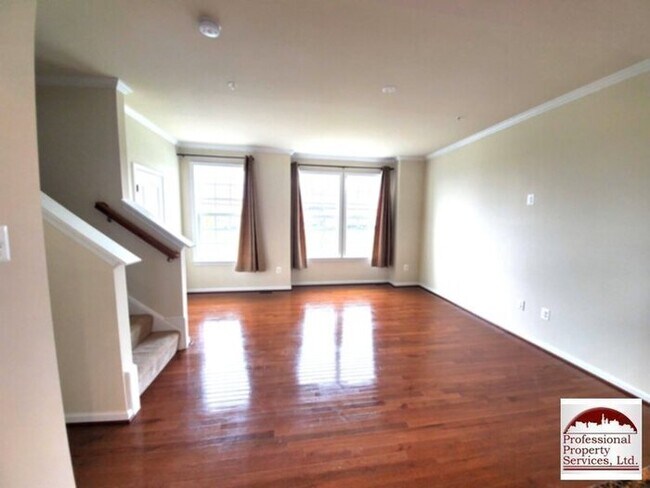 Building Photo - Beautiful Luxury Townhome Near Everything!