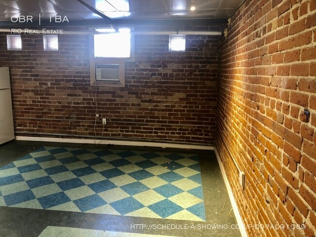 Building Photo - Amazing Garden Level Studio Unit in Uptown!!