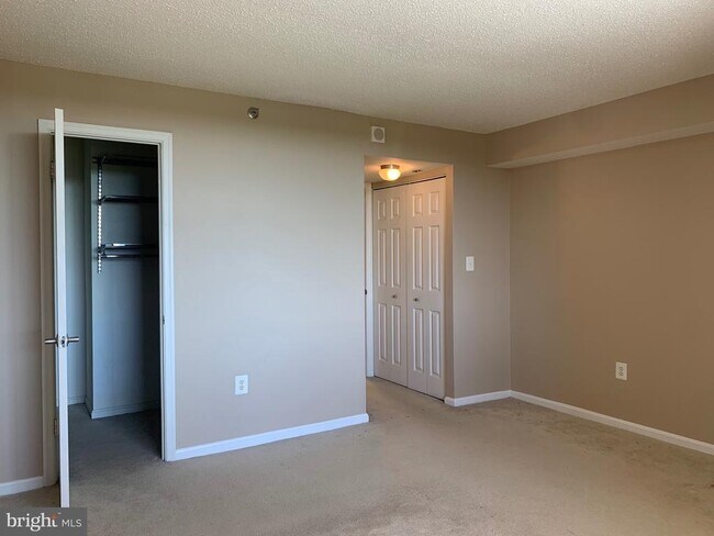 Building Photo - 10101 Grosvenor Pl