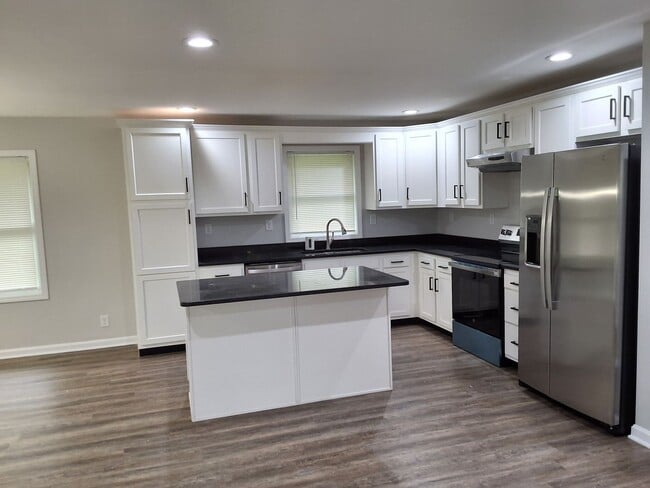 Building Photo - Beautiful 4 Bedroom 2 Bath Home