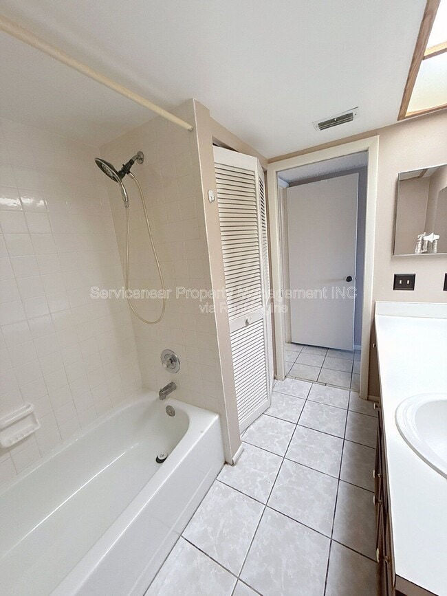 Building Photo - 217 Woodlake Wynde
