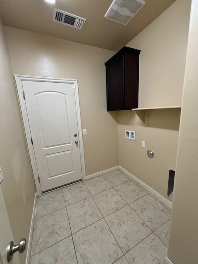 Building Photo - Move-In Ready: Elegant 4-Bedroom Home with Paid Solar in Gated Community