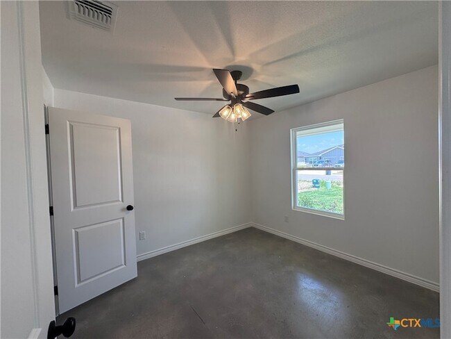 Building Photo - 907 Smoke Tree Ln