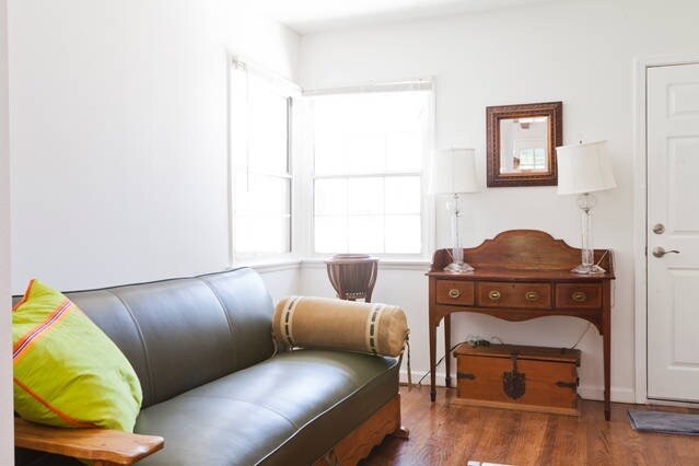 Den - 22427 Clarendon St