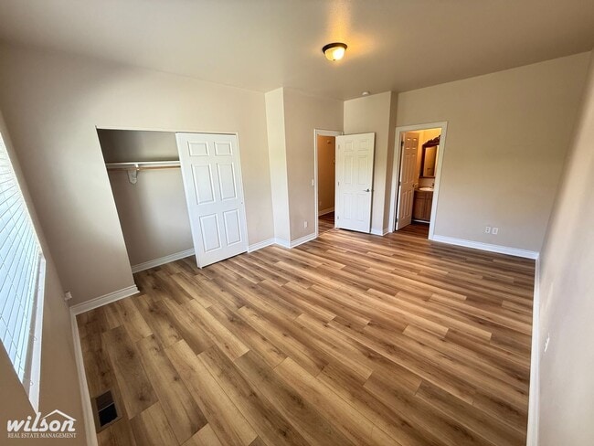 Building Photo - Spacious 3BR/2BA Duplex – Comfort Meets Co...