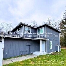 Building Photo - Beautiful 2 Bedroom Duplex with Den!