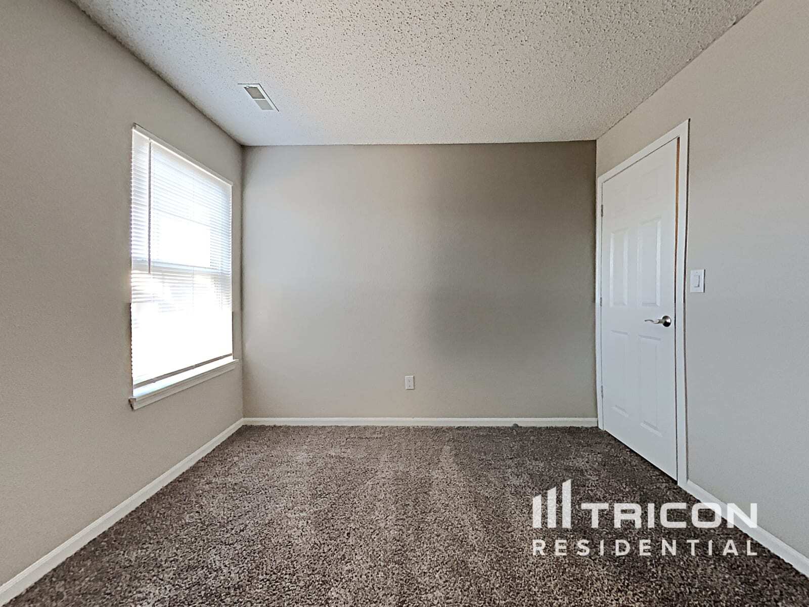 Building Photo - 6027 Draycott Dr