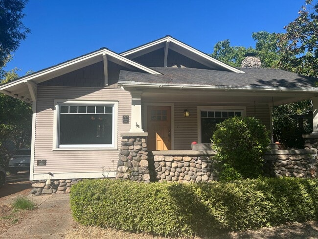 Primary Photo - Craftsman home near Downtown Ashland | Ava...
