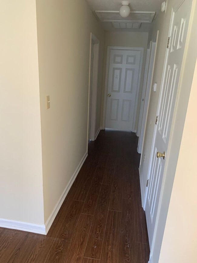 Building Photo - 128 Sutton Dr
