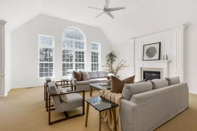 Building Photo - Executive 5BR / 4.5BA Rental In Bellevue