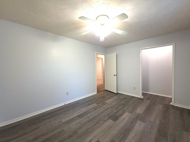 Building Photo - Welcome to this charming 3 bedroom, 2 bath...