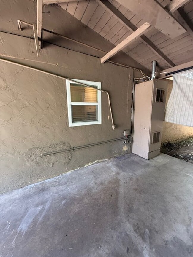 Building Photo - Cute 2 bedroom house