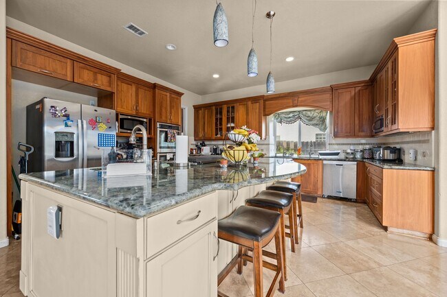 Building Photo - Expansive estate style home - 5 minute drive to SDSU!