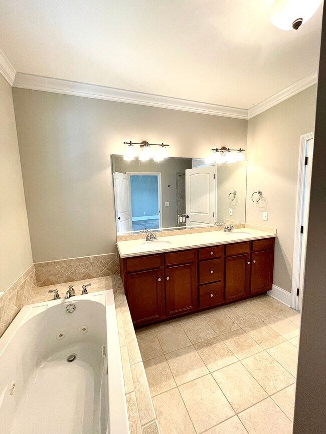 Building Photo - Lakeside Living in Loudon