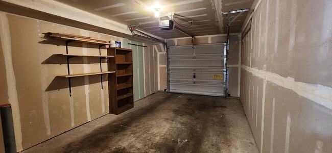 Building Photo - Refreshed 2 bed 2 bath Everett Condo $2099...