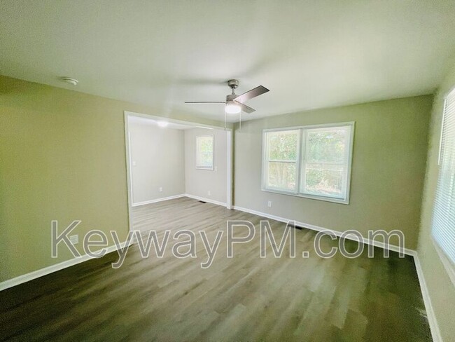 Building Photo - 304 Crystal Lake Dr