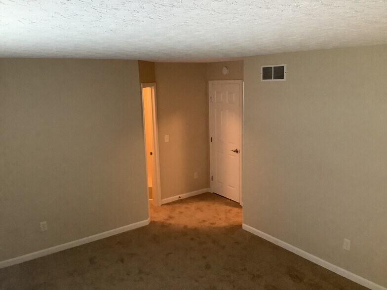 Building Photo - 10236 Meadow Glen Dr