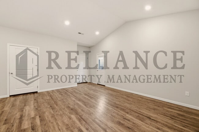 Building Photo - 452 S Longbranch Dr