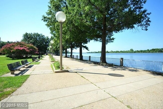 Waterfront Promenade Wald - 242 G St SW