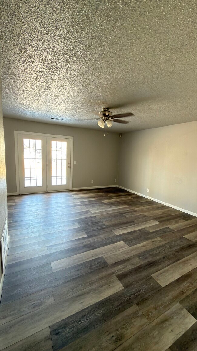 Building Photo - 150 W Kent St