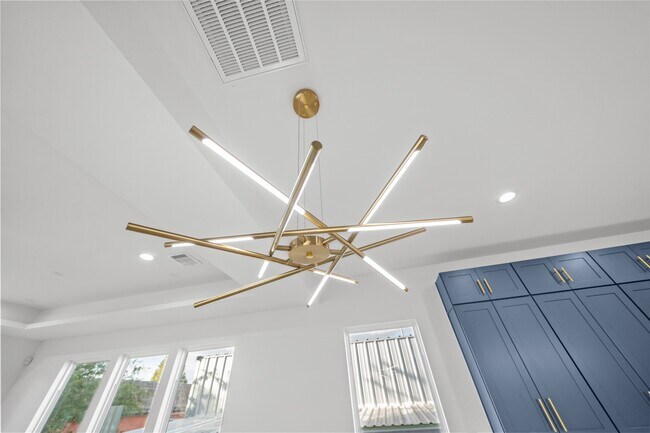 Building Photo - 4323 Rogers St