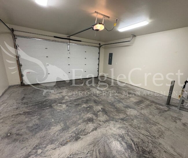 Building Photo - Three Bedroom, Two Bathroom Home in Eastgate **Half Off 2nd Month's Rent**