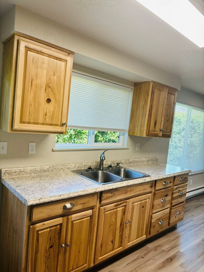 Building Photo - Cute 2 bedroom west Roseburg duplex with carport