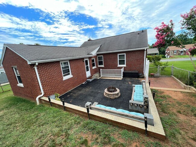 Building Photo - 3 Bedroom Home in Lynchburg