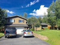 Building Photo - Gorgeous Eagle River Home w/ Open Concept ...