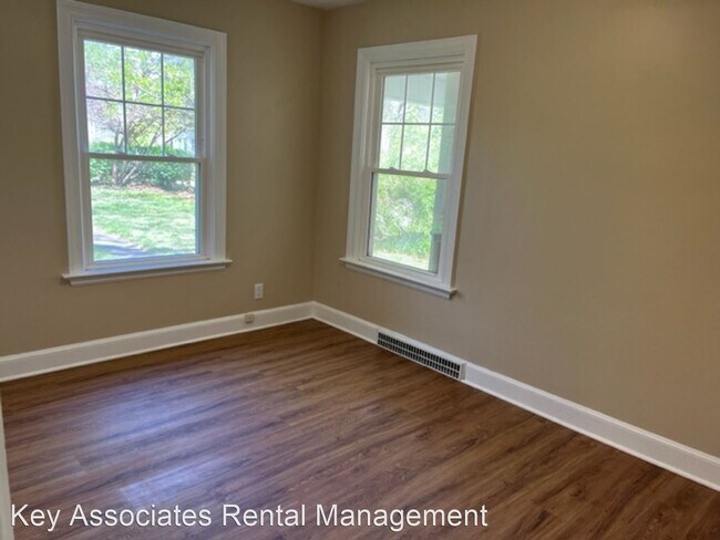 Building Photo - 3 br, 1.5 bath House - 2401 SE Kentucky