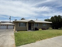 Building Photo - 3 Bedroom 1.25 Bath with 2 car garage
