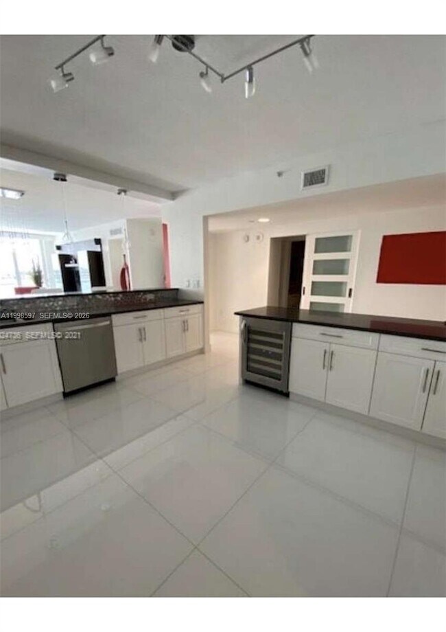 Building Photo - 17050 N Bay Rd