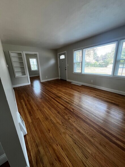Building Photo - 1607 MacArthur Dr