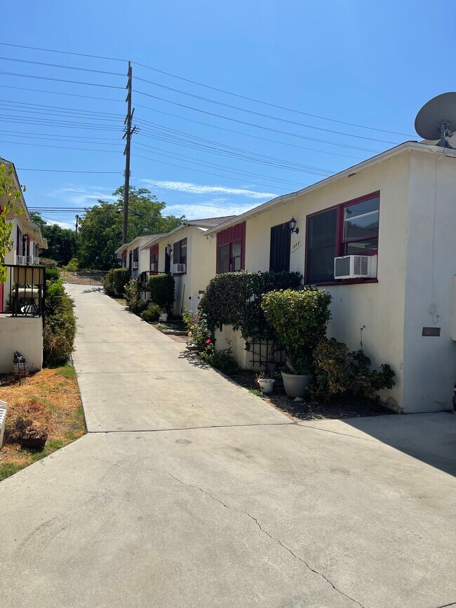 Building Photo - 10231 Hillhaven Ave