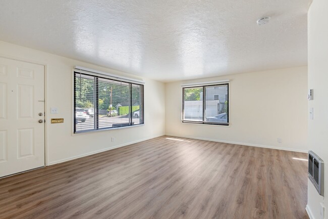 Building Photo - Renovated 2BR in Milwaukie