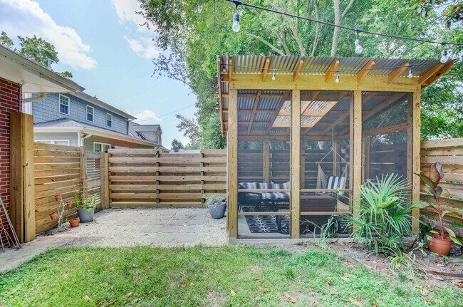 Building Photo - Adorable 3 bedroom ranch with fenced yard!