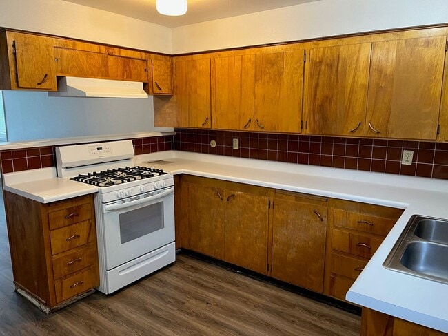 Building Photo - 2 Bedroom, 1 Bathroom Duplex - Located nea...