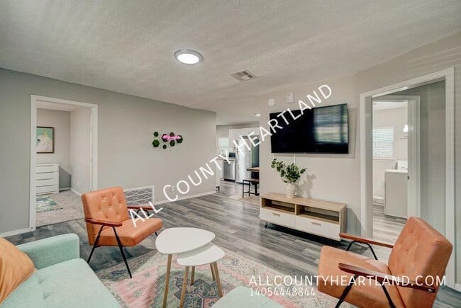 Building Photo - 625 Iowa St