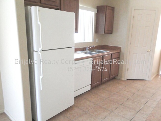 Building Photo - Spacious 4 BR House w/Garage  (36th St/Cam...