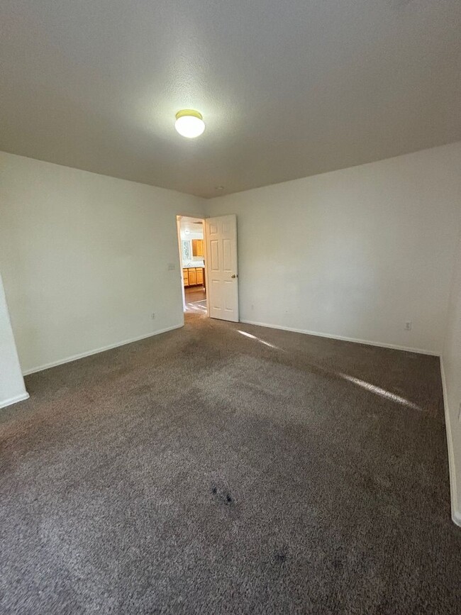 Building Photo - 3 Bed 2 Bath Condo.  Available NOW! - Mile...