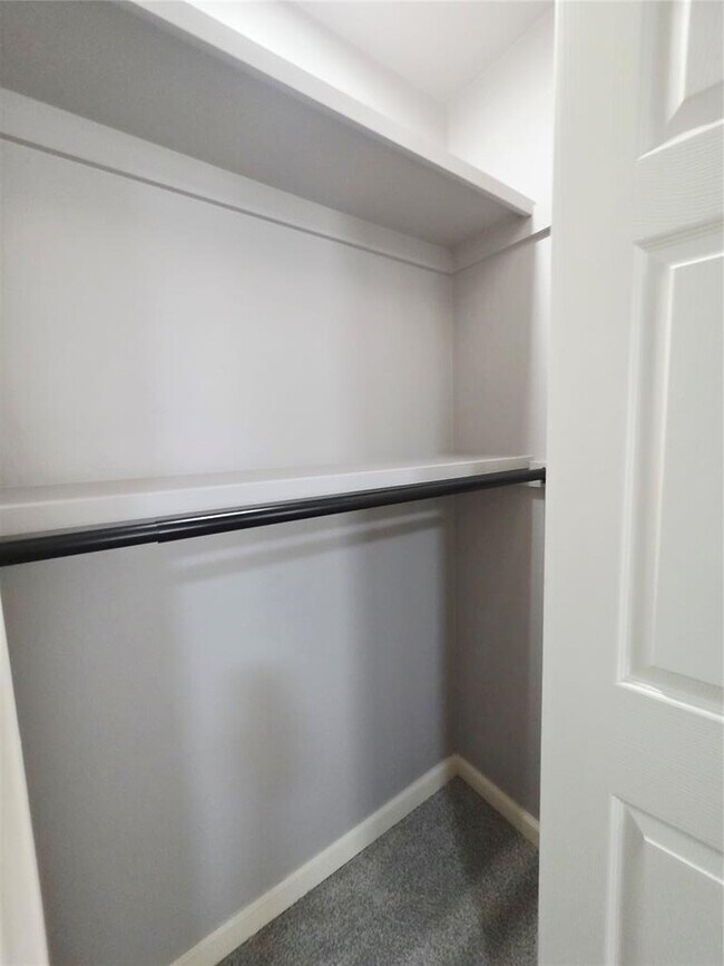 Building Photo - 2720 N Lyons Dr